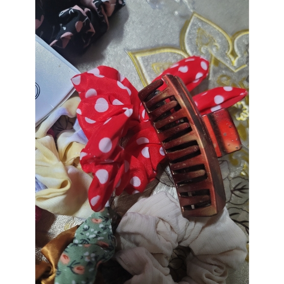 Bundle of Women Hair Accessories - Picture 3 of 7